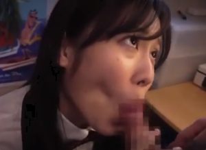 閉店後に発情したビッチアルバイトがチンポをしゃぶってフェラ抜きｗ